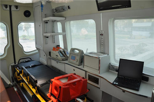 措美县救护车内部